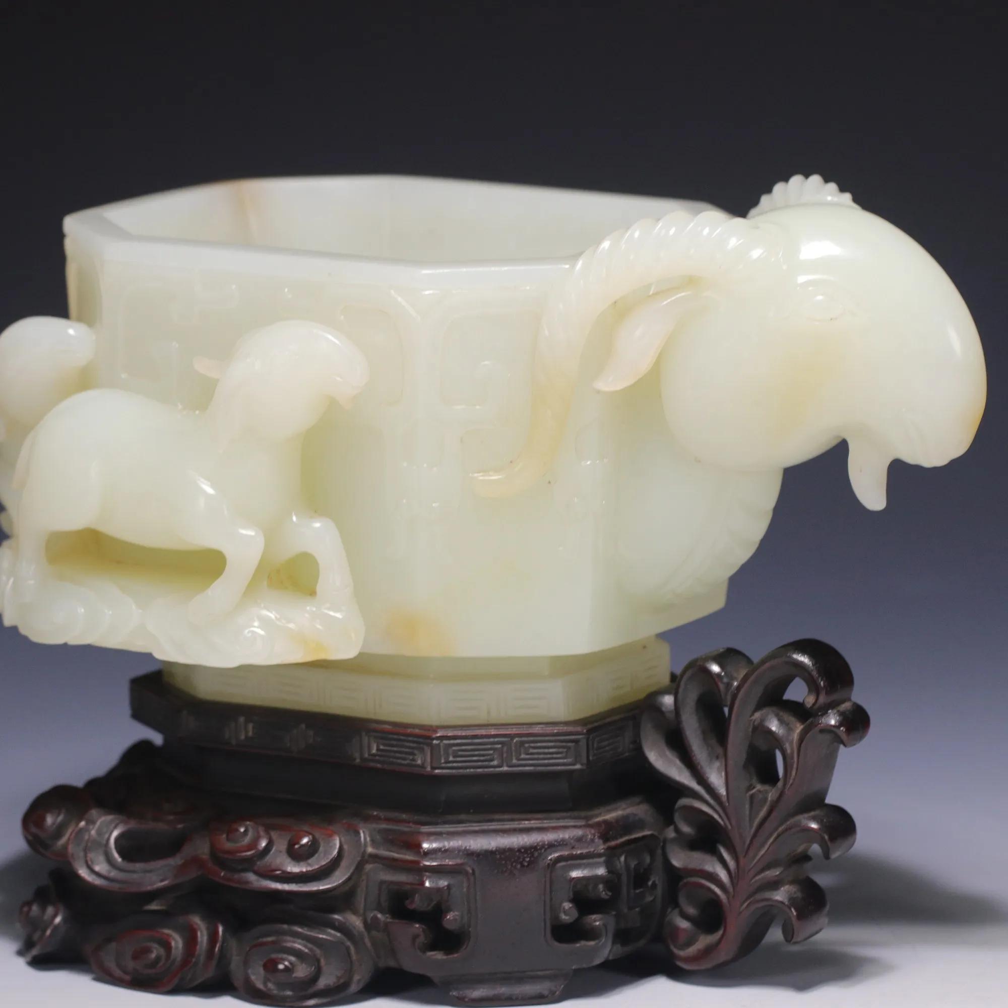 101克和田青白籽料一线天带红皮,和田玉羊首