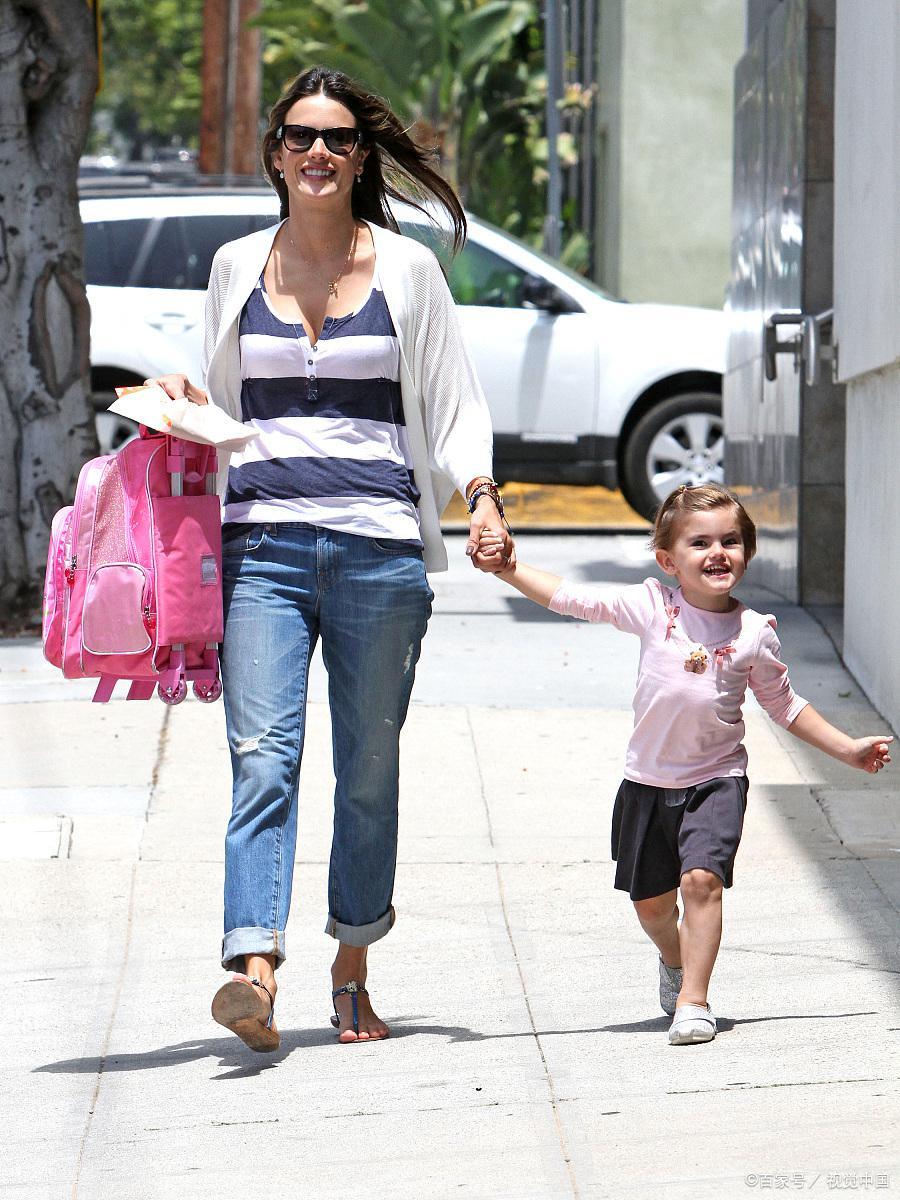 情人节，八岁女孩收到男孩送2万多元铂金钻石项链