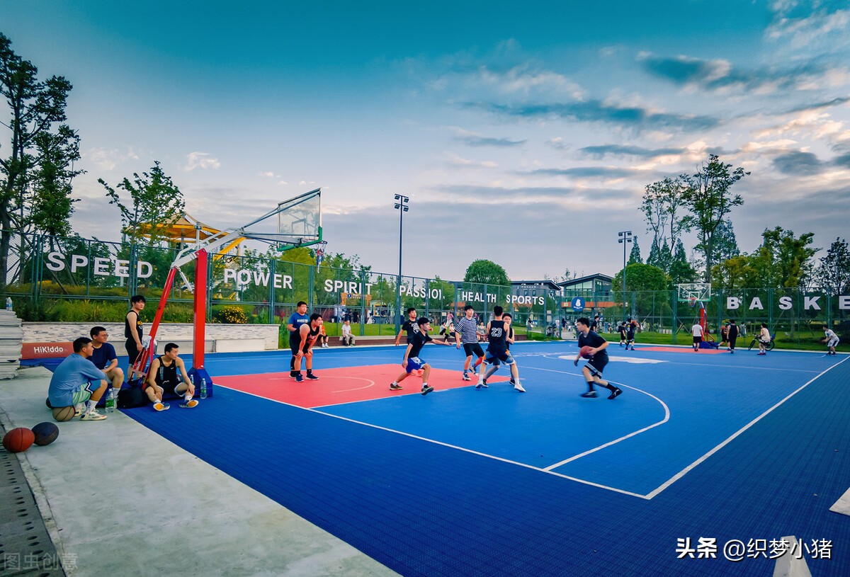 足球场应该踢球还是玩飞盘,为什么踢足球还玩飞盘