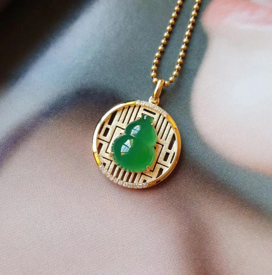 翡翠吊坠越小越便宜吗,翡翠吊坠越戴越亮吗