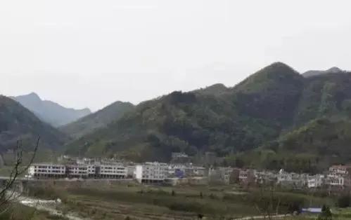 一张照片改变了这个女孩一生,一位改变山寨命运的农村女人