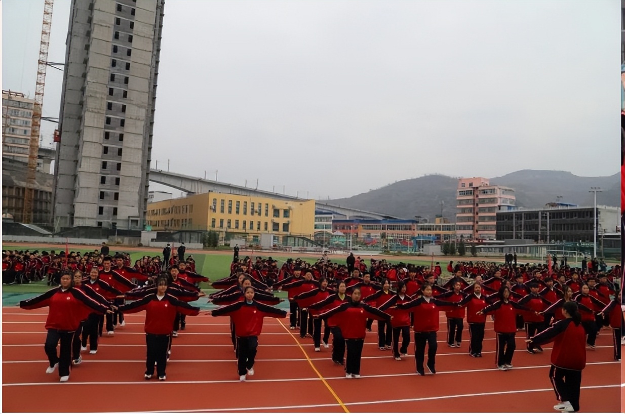 吴堡县二中举行广播体操暨花样跑*比操**赛