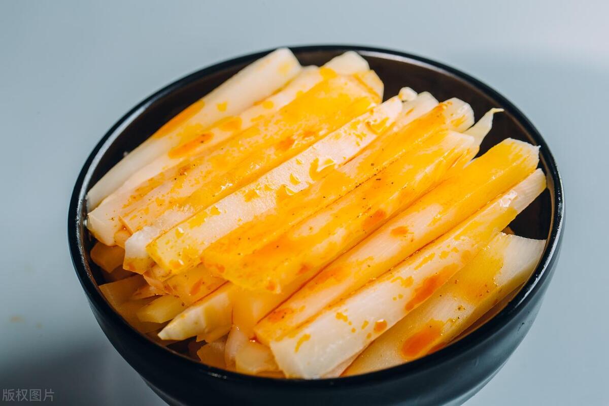 广西螺蛳粉专用酸笋用什么做的,螺蛳粉酸笋的腌制方法揭秘