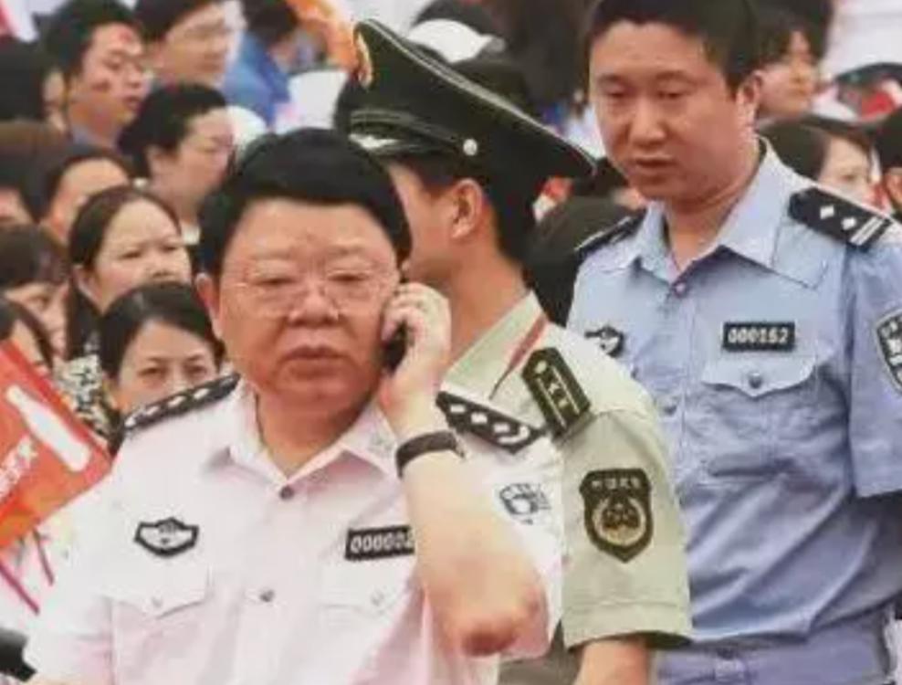 重庆扫黑局长文强：霸占警花十年不许结婚，被捕时家中发现2000万