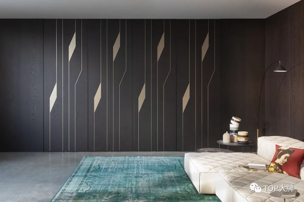 意大利轻奢顶级卧室门,意式轻奢风格隐形门