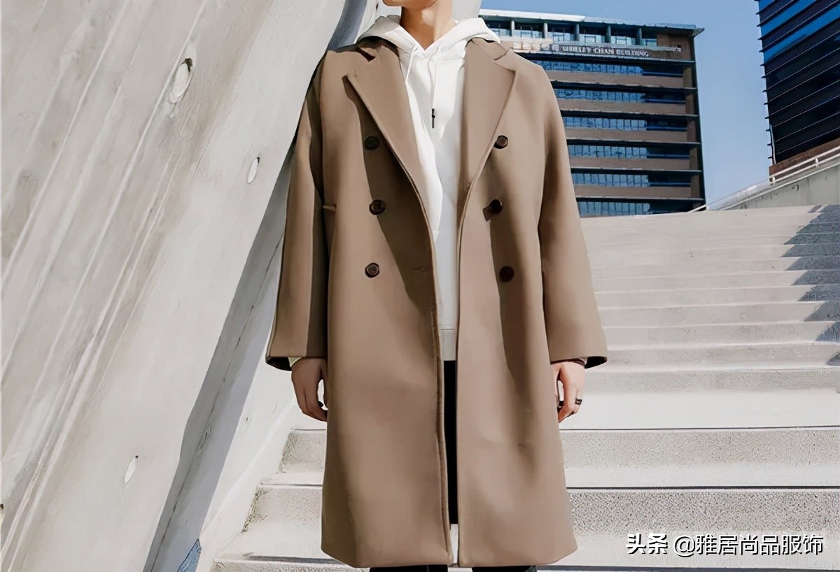 男士黑色大衣内搭什么颜色打底,男士穿大衣怎么搭配裤子和鞋子