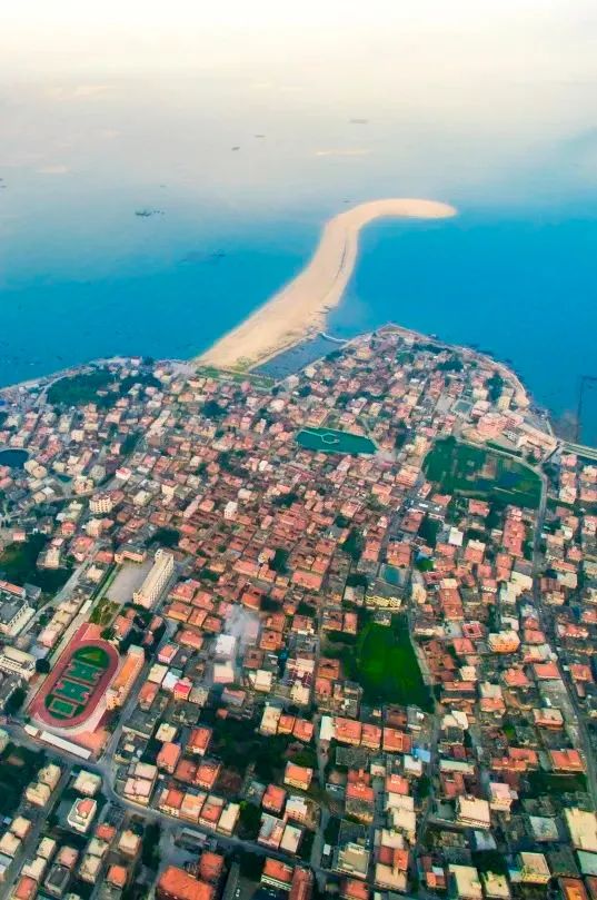 连续21年吊打厦门!这座疯狂“搞钱”的小城,藏着比三亚清净的海