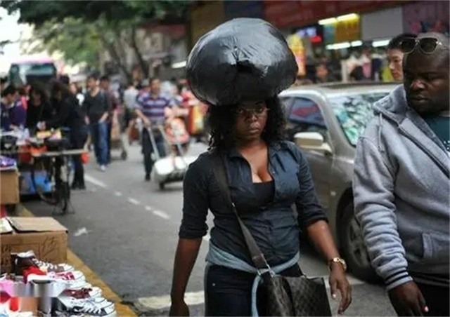 非洲“倒爷”在广州：28寸行李箱装着发财梦