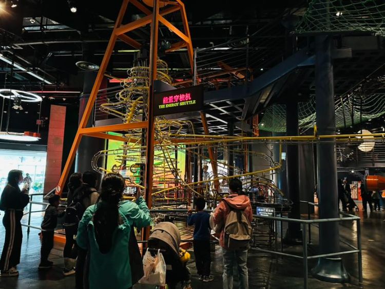 闭馆升级前的最后一天，上海科技馆内充满不舍与期待