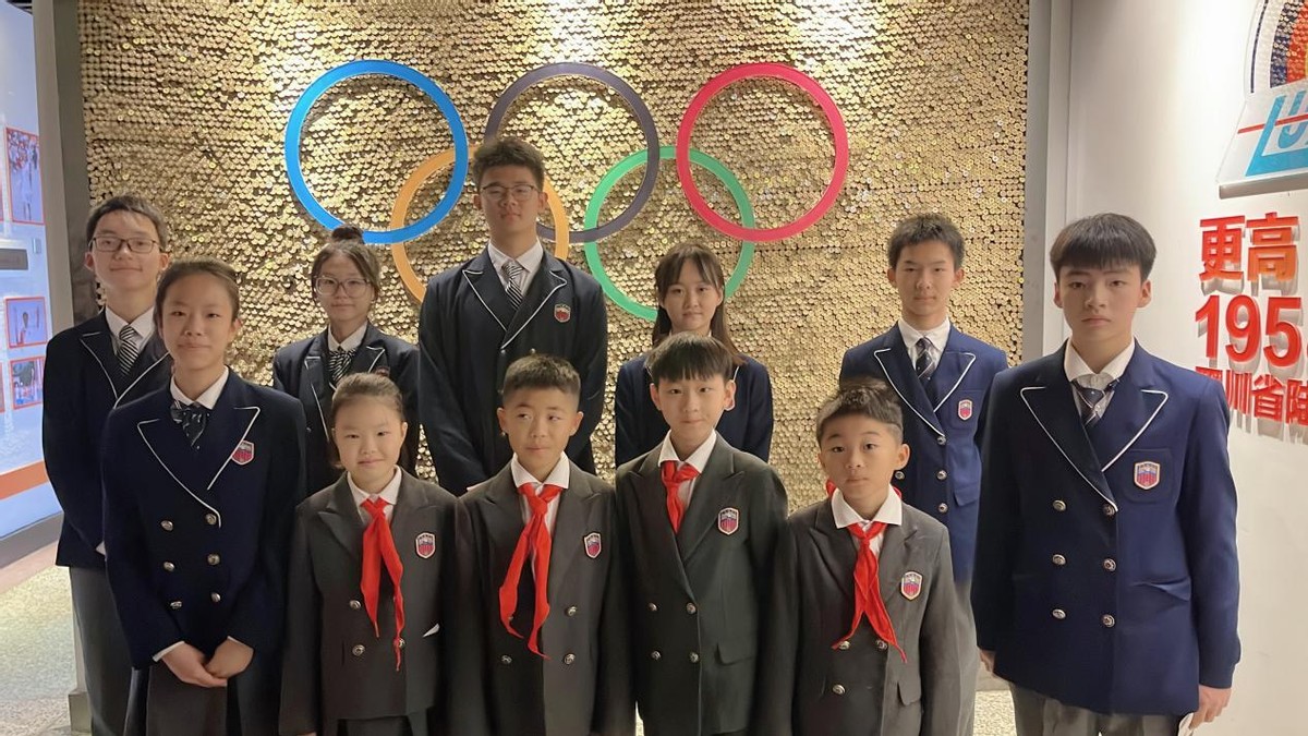 第一次看到，凤凰山这面“冠军墙”，新川学子震撼了