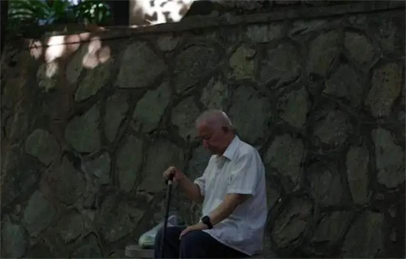 58岁大爷网恋奔现160万,浙江60岁大爷网恋8天被骗150万元