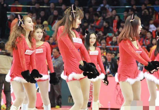 拉拉队带黑绅士帽跳舞,拉拉队舞姿优美灵动