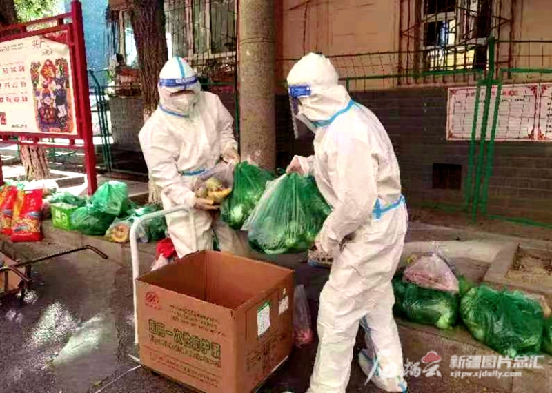 社区群众共同抗疫,乌鲁木齐各民族团结一心抗疫