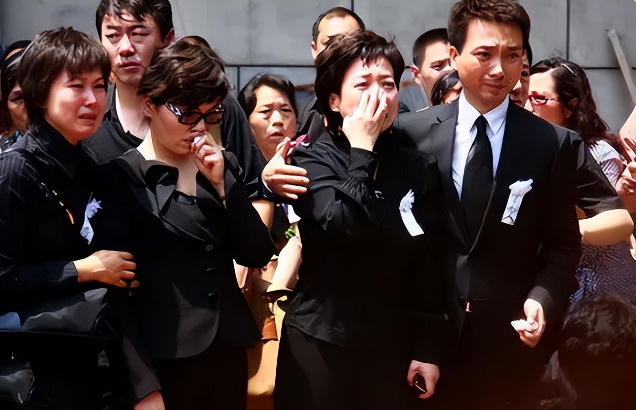 罗京去世后妻子和儿子的现状,罗京死后妻子哭的视频