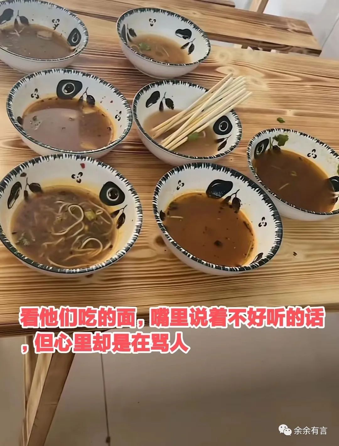 女店员被男顾客辱骂推搡20分钟,女店主被调戏反被抓