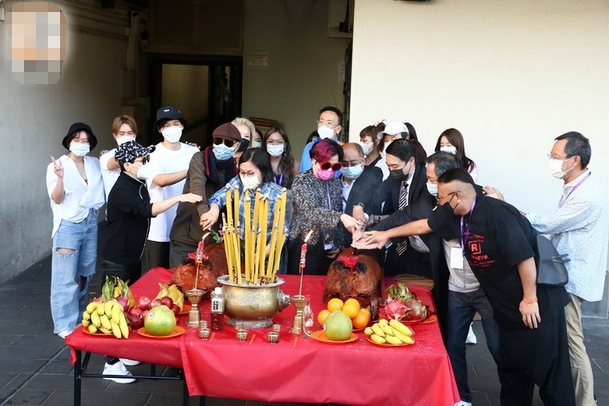 郑欣宜穿婚纱唱歌演唱会,郑欣宜罗文演唱会