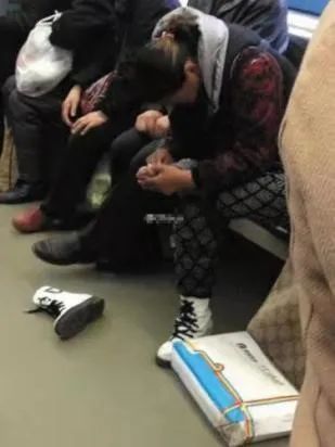 为什么抠脚这么爽,人为什么爱抠脚