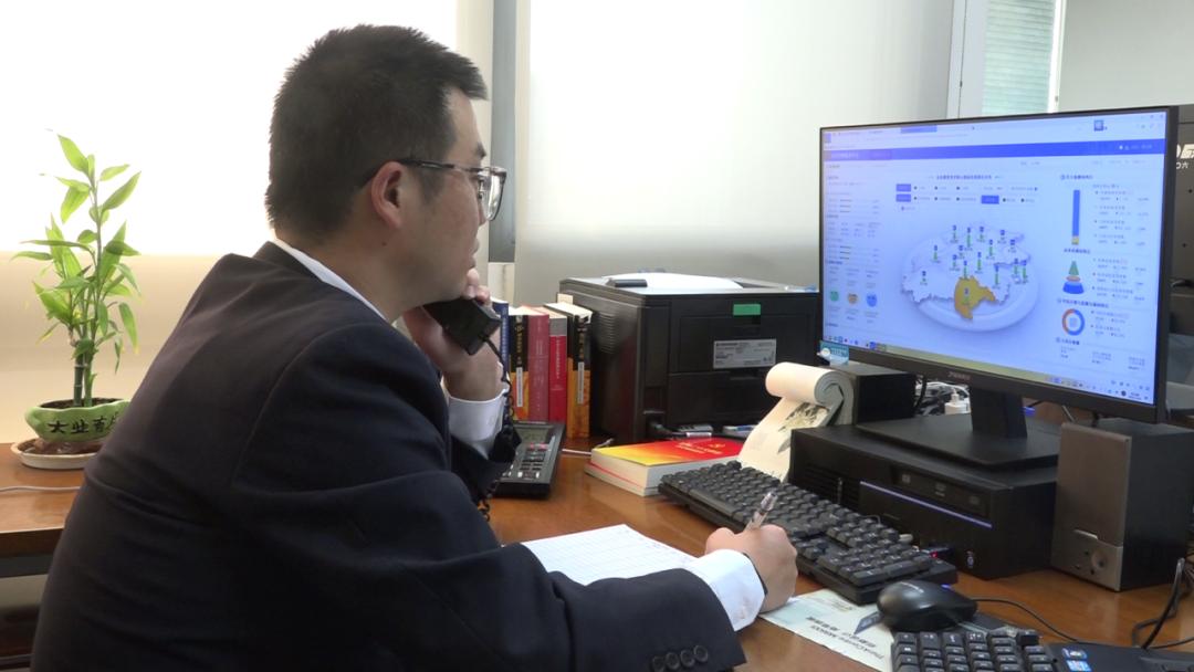 娃娃机抓娃娃有猫腻,抓娃娃机骗小孩