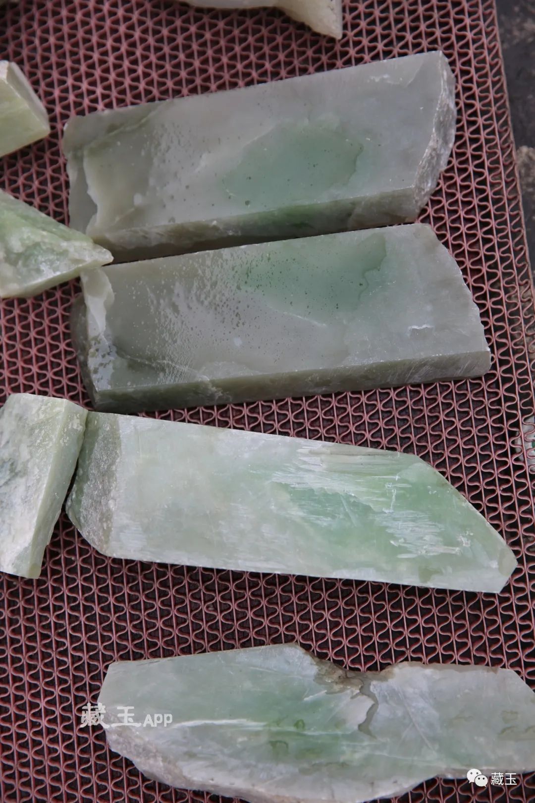 会跑色的玉石,什么样的翠青料是好玉料