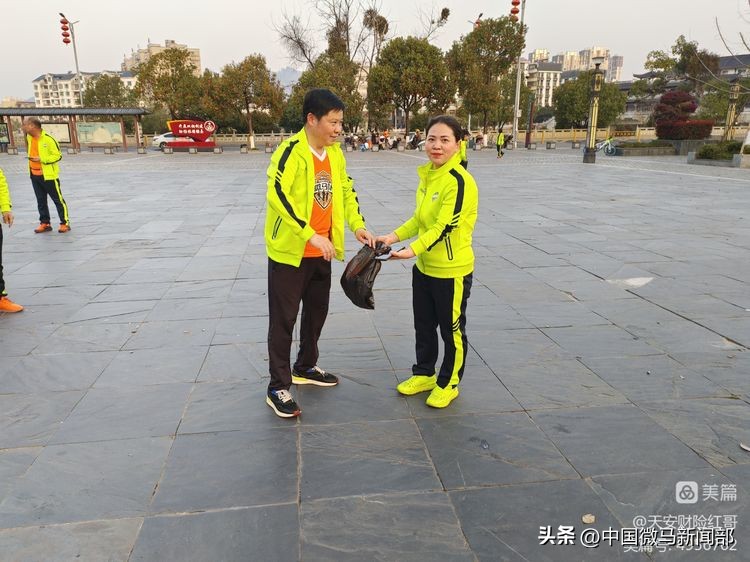 向雷锋同志学习60周年纪念活动,向雷锋同志学习题词视频