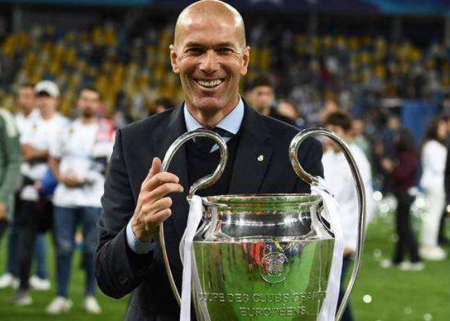 巴黎夺得法甲冠军更衣室疯狂庆祝,大巴黎提前夺得法甲冠军更衣室