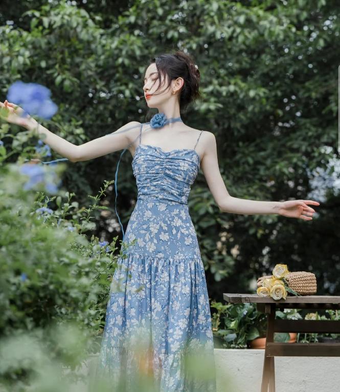 今年爆火吊带裙,最近很火的印花裙子