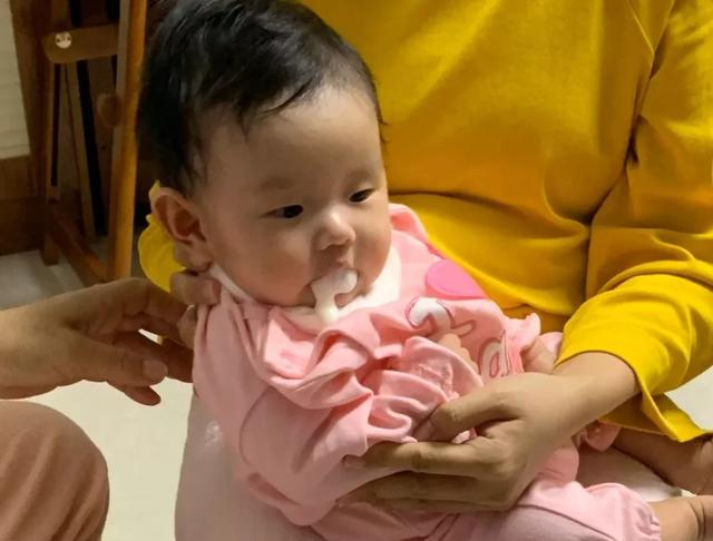 小宝宝喜欢吐奶是怎么回事,两个月婴儿怎么预防吐奶到衣服上