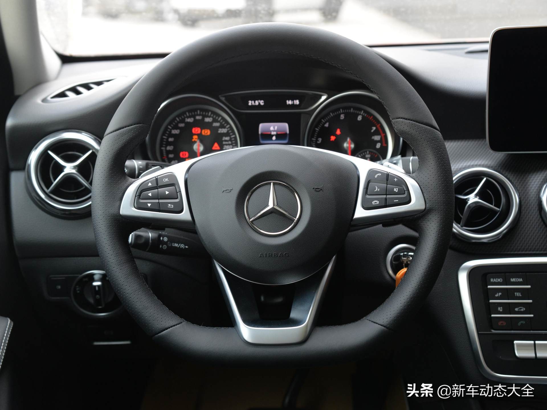 起售价26.48万，能不能比得上国产，实拍奔驰GLA