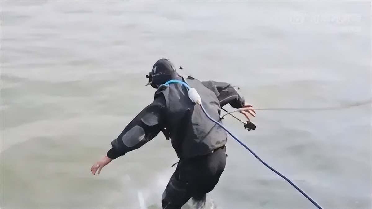 捞一部手机要1500，1天轻松赚1万，西湖打捞师引发争议