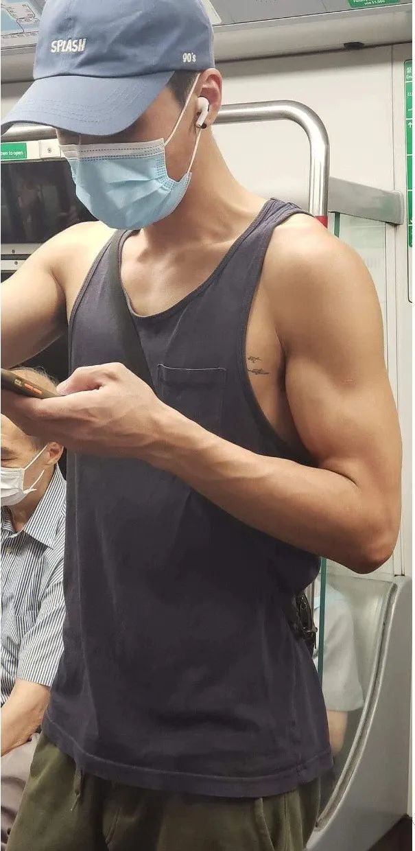 网友拍到穿校服高中生和青春擦肩,网友地铁上拍下的一幕