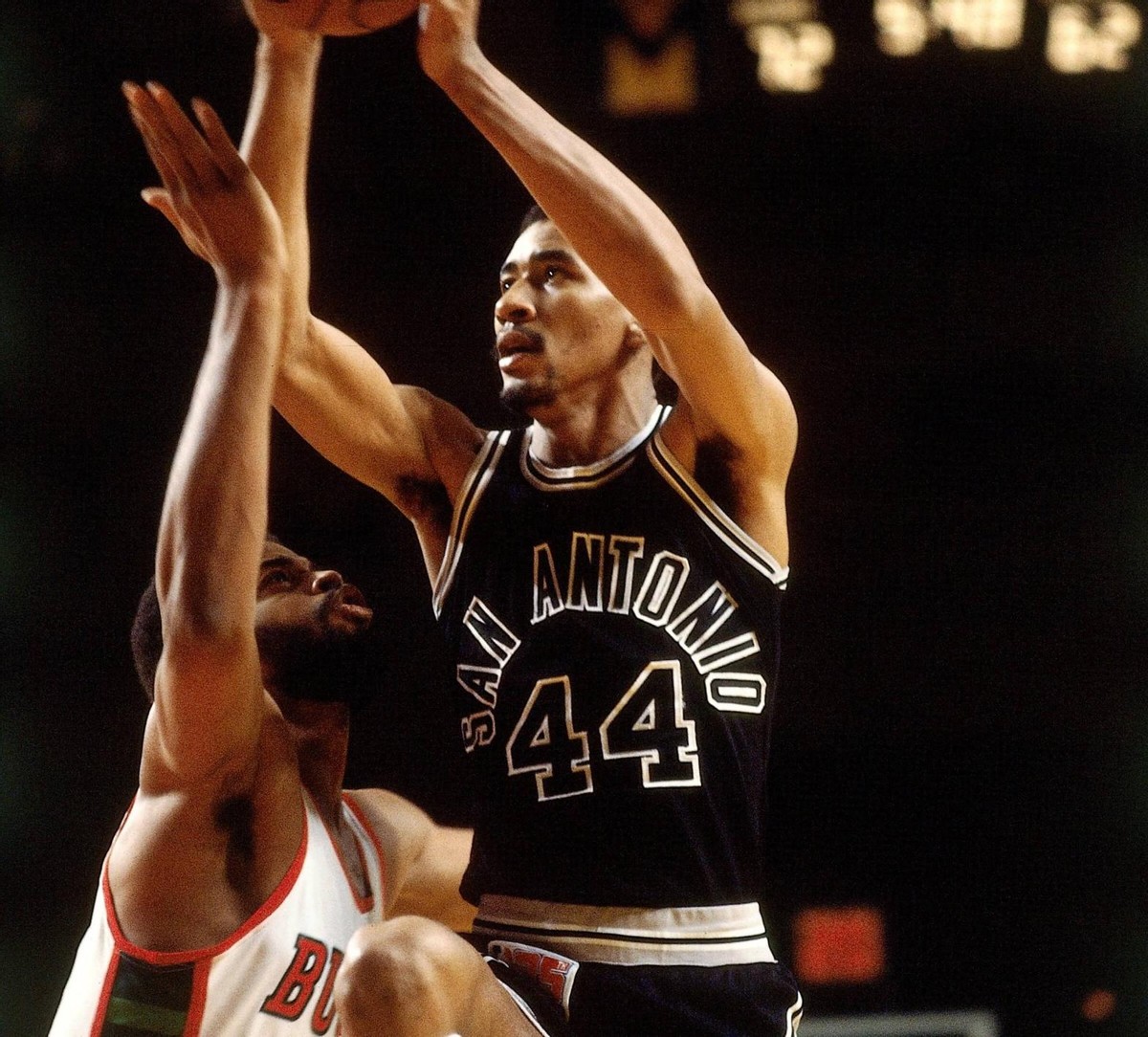 米切尔晃倒马刺10号,米切尔17赛季马刺