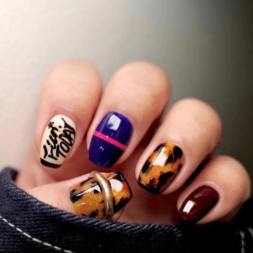 豆沙色美甲显手白吗,雾霾蓝跳色美甲图片显手白