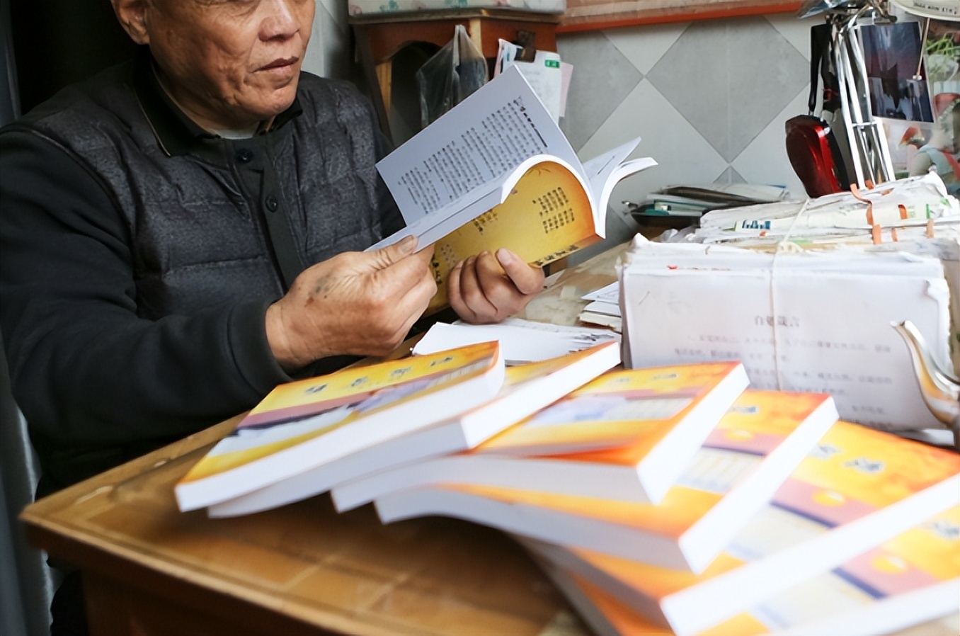 凭初中学历54岁保安写出40万字小说，被选入“中国当地文学库”！