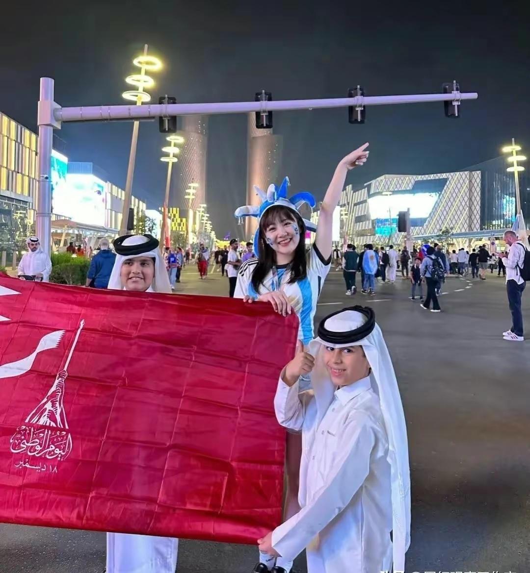 世界杯女球迷当众掀起球衣,世界杯各国美女球迷惊艳镜头