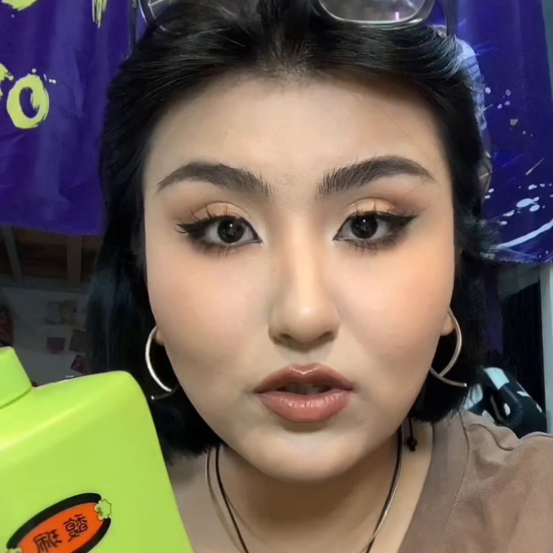 娜扎的抠搜便宜好物分享：粉底液，假睫毛，去闭口精华水，...