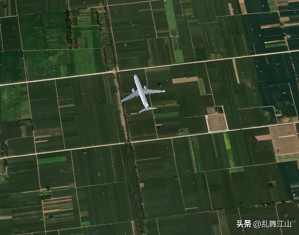 11月7日16点17分，一架从重庆飞往北京的飞机抵达河南新乡上空