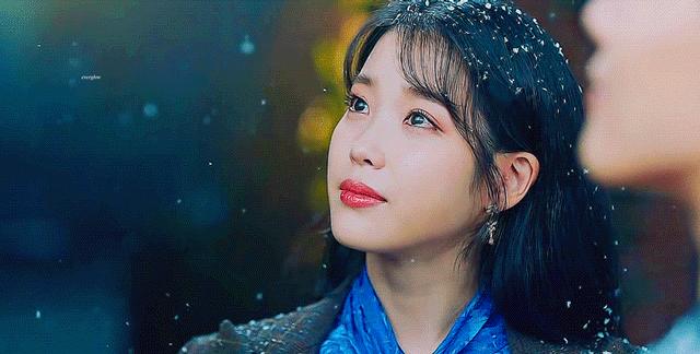 韩素希下颌拐点高,高颧骨韩素希