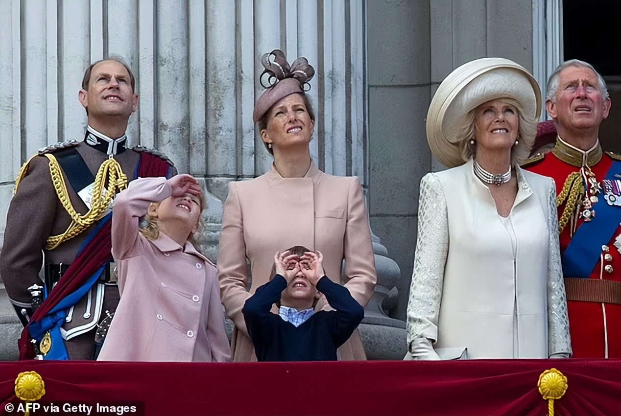 英国女王登基庆典凯特赢很大？纯白穿搭迷人优雅，带萌娃站C位