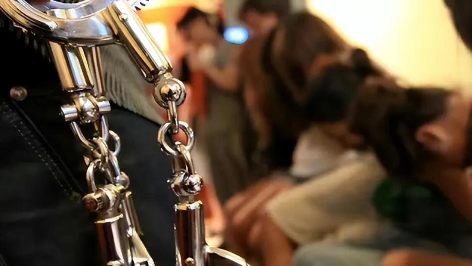 性自由？内蒙“白富美”与数名男子淫乱团建，被捕后说：凭啥抓我