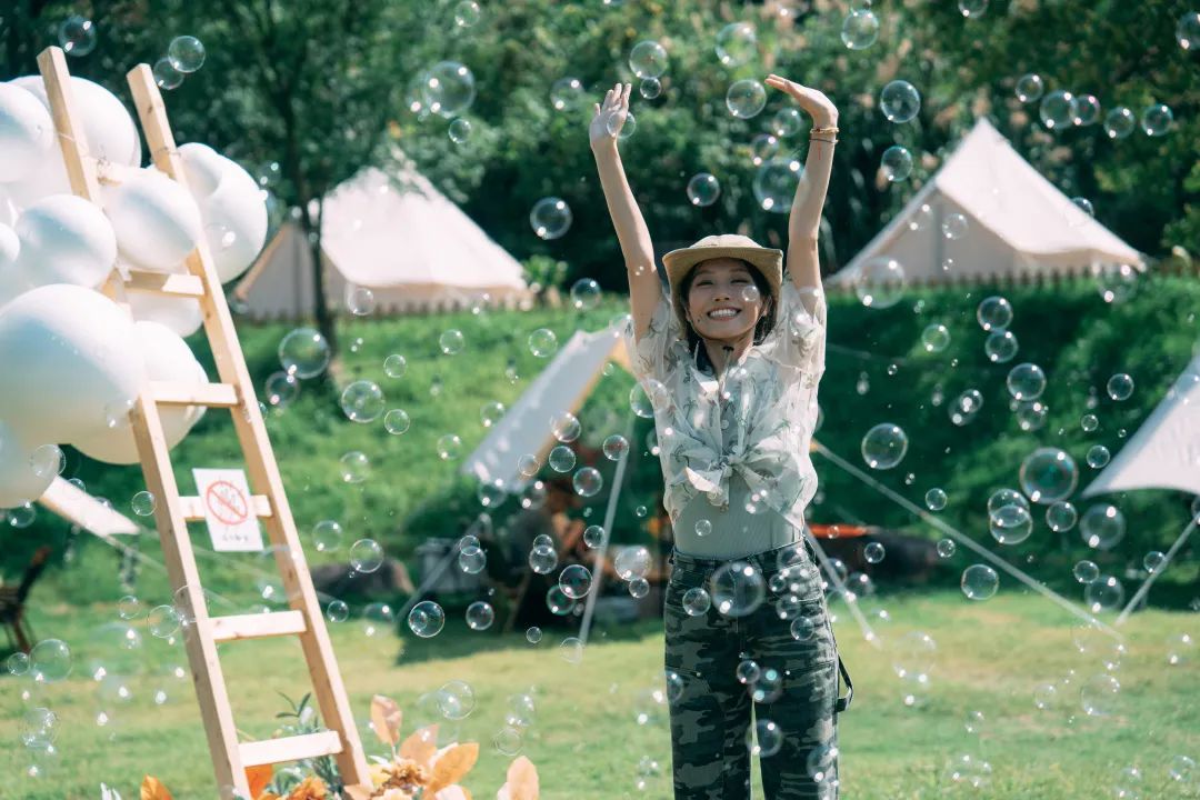 全羊宴烤乳猪、神秘矿坑、湿身派对…有趣不扎堆,假期支棱起来吧