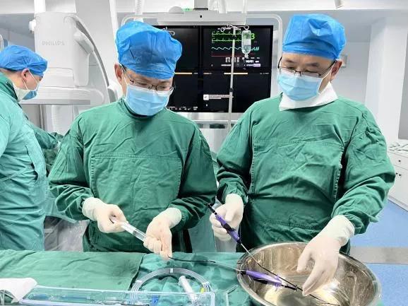 拆弹腹主动脉瘤,腹主动脉瘤隔绝术国内首例