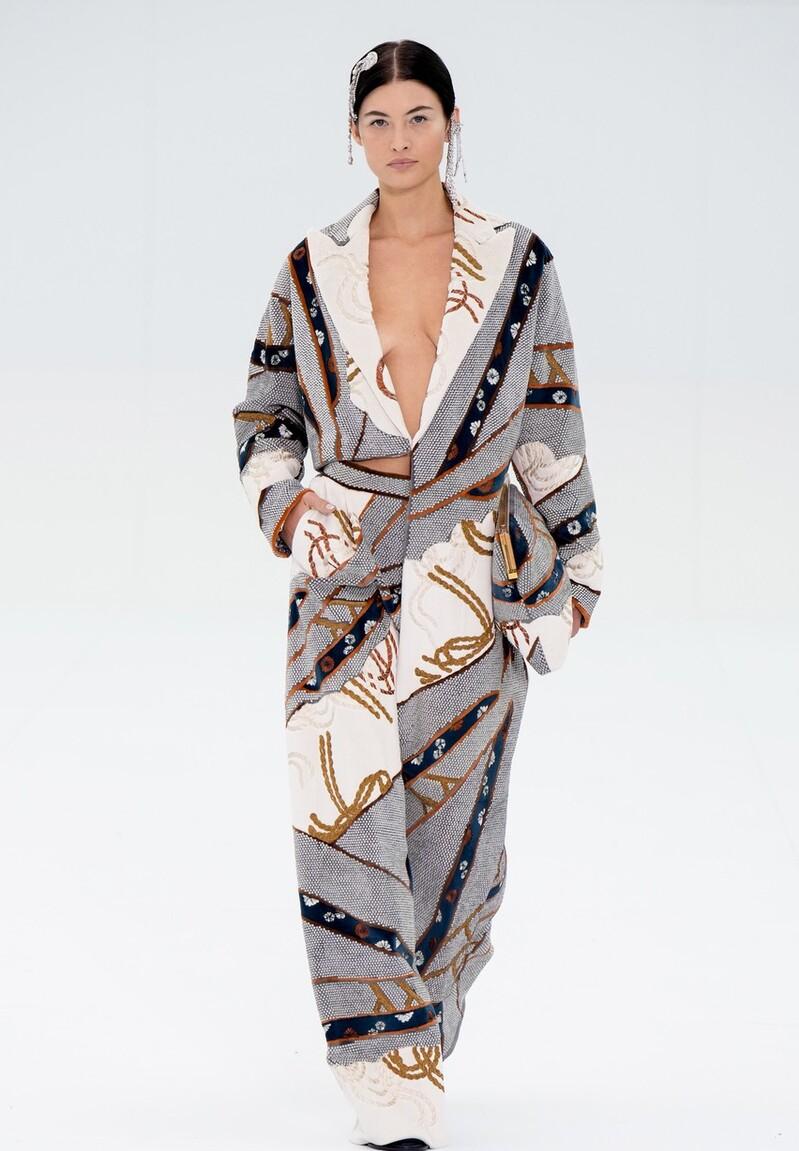 宋慧乔巴黎时装周穿搭同款,宋慧乔一袭白色西服裙显女性魅力