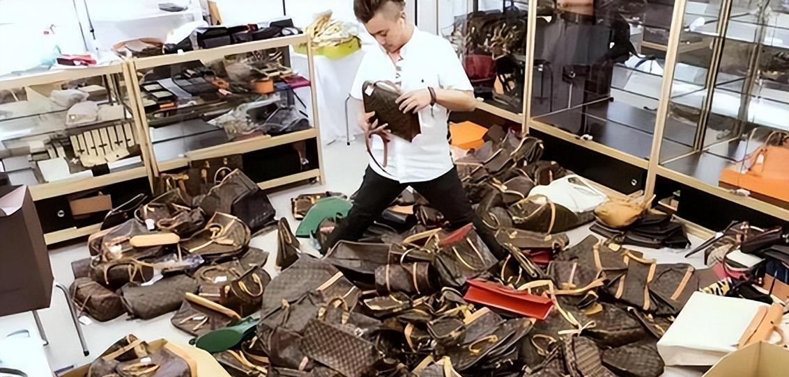 消费者疯狂购物的视频,消费者疯狂下单视频