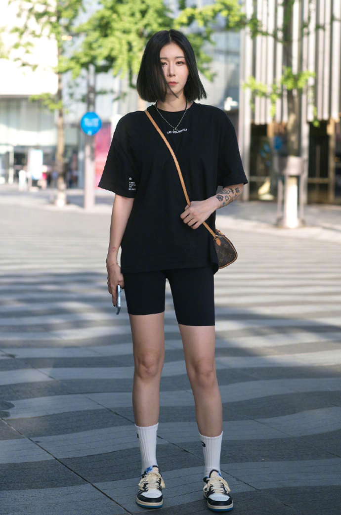 被杭州女生惊艳了,适合腿粗女生穿的中筒袜