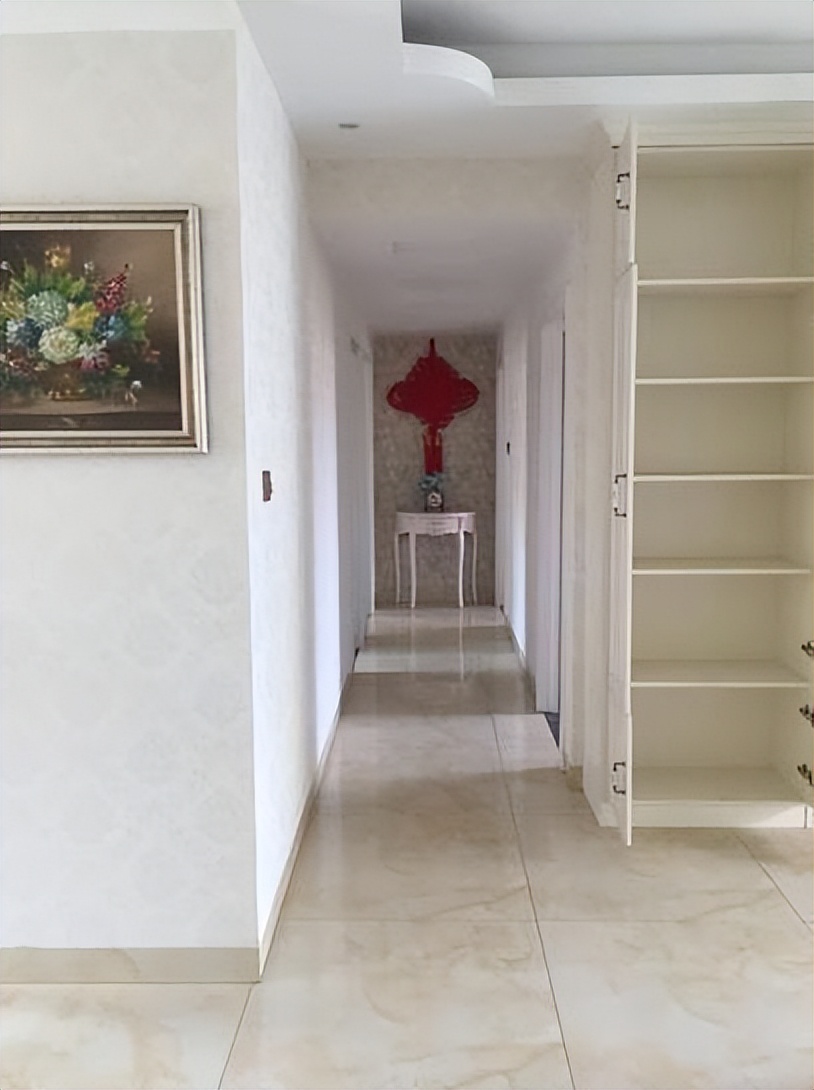 新房装修完毕,120平花了25万,客厅却被小姑子的十字绣毁了