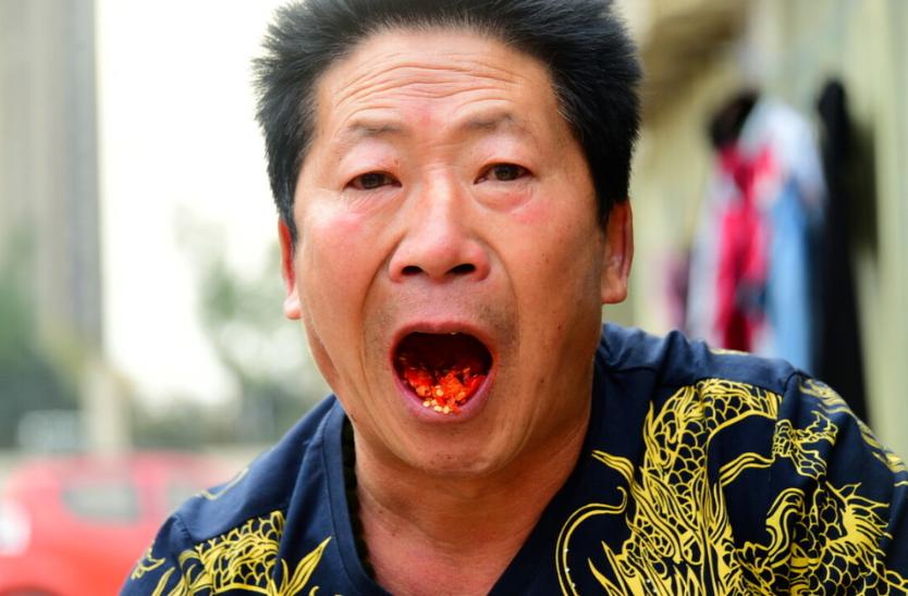 中国辣王李永志喝白酒,辣王李永志吃辣椒肠胃受得了吗