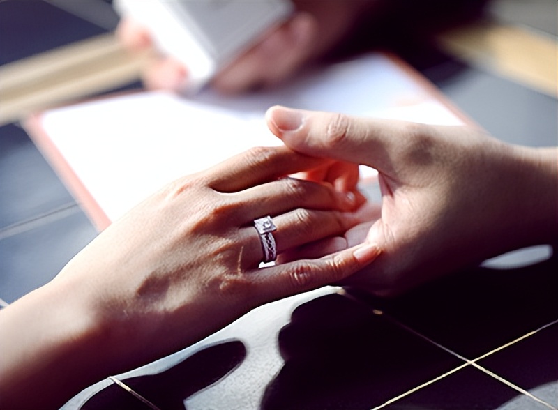 戒指大了怎么办小窍门视频,戒指大了有什么办法可以戴稳