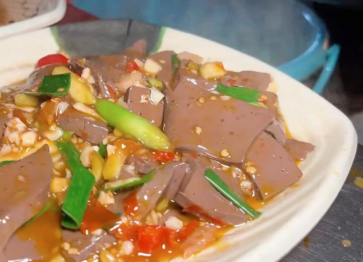 四川阿姨摆摊卖小吃,四川阿姨摆摊卖美食