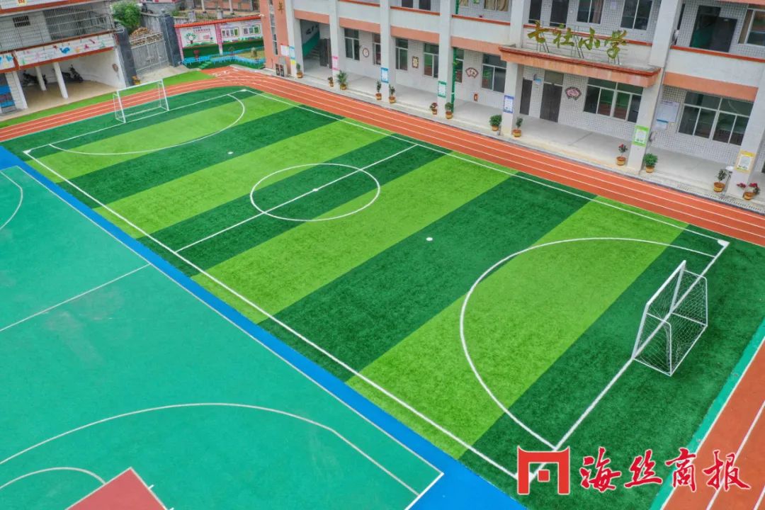 捐建希望小学善举,祝福乡贤为村民捐款