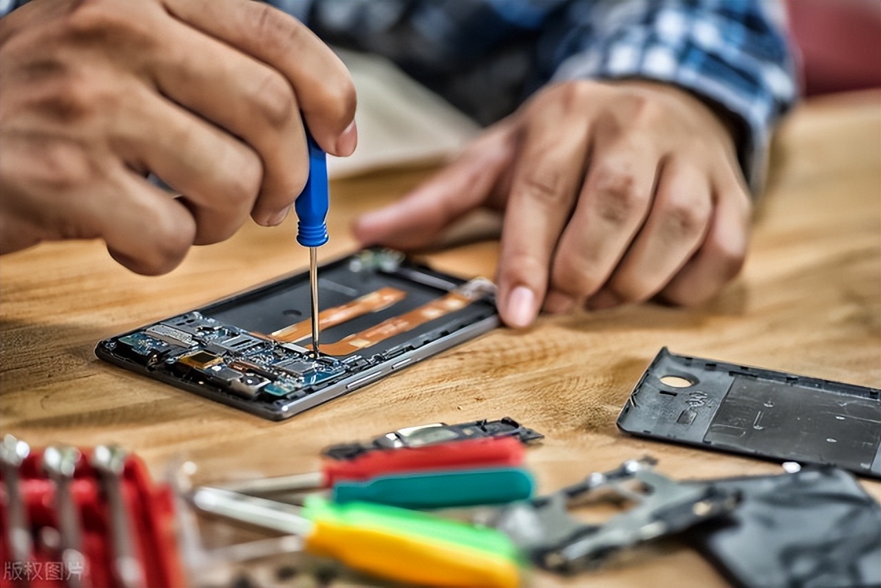 手机换屏被坑怎么投诉,2000块的手机换屏700块要不要换